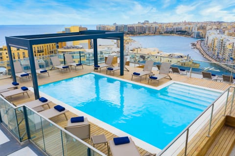Outdoor pool, pool umbrellas, sun loungers