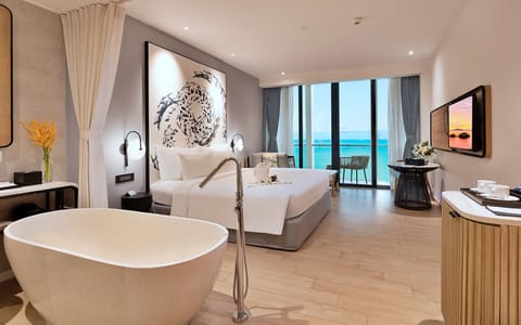 Premier Executive Ocean View King | Minibar, in-room safe, desk, blackout drapes