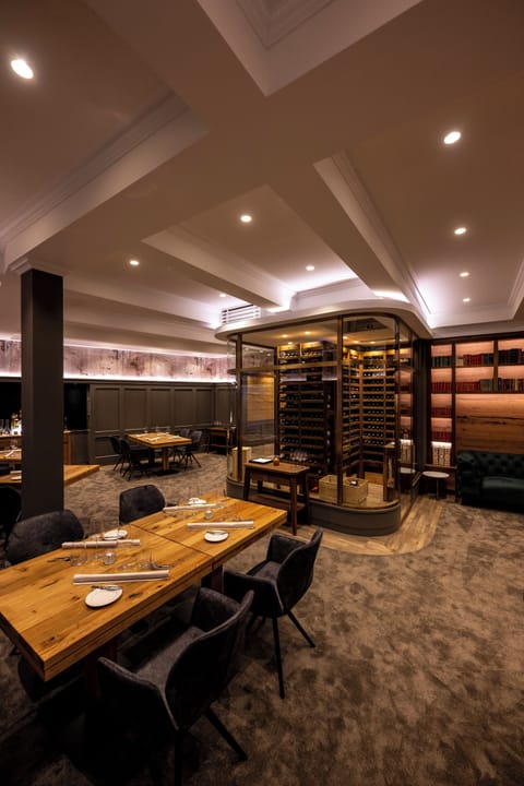 2 restaurants; lunch and dinner served