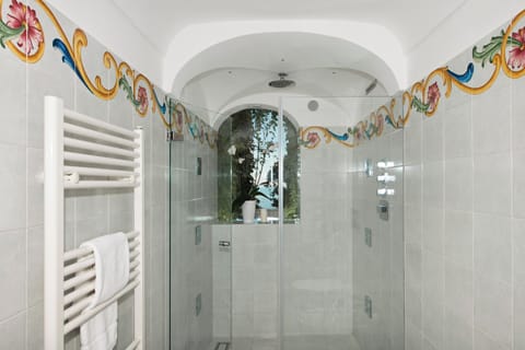 Deluxe Double Room, Sea View (Jetted Shower) | Bathroom | Free toiletries, hair dryer, bidet, towels