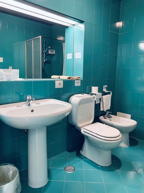 Shower, bidet, towels