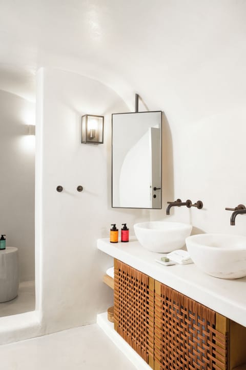 Alitana Suite | Bathroom | Shower, free toiletries, hair dryer, bathrobes