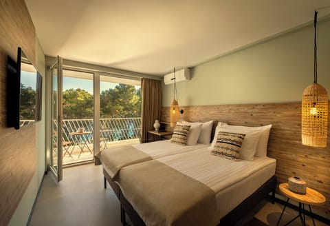 Desk, blackout drapes, free WiFi, bed sheets