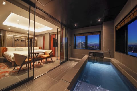 Suite, Non Smoking | In-room safe, free WiFi, bed sheets