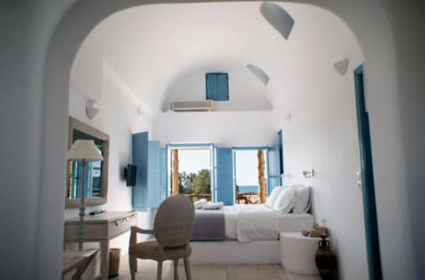 Suite with Balcony and Sea View | Egyptian cotton sheets, premium bedding, memory foam beds, minibar