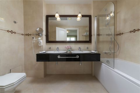 Bathtub, deep soaking tub, free toiletries, hair dryer