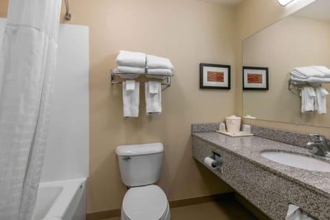 Combined shower/tub, hydromassage showerhead, free toiletries