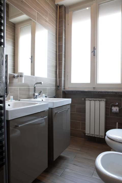 Shower, free toiletries, bidet, towels