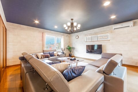 Private Vacation Home, Non Smoking | Living room | Flat-screen TV