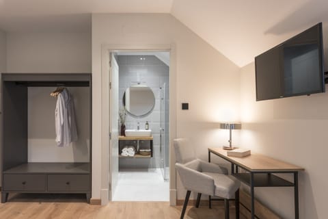 Superior Double Room, Ensuite, Sea View | Bathroom