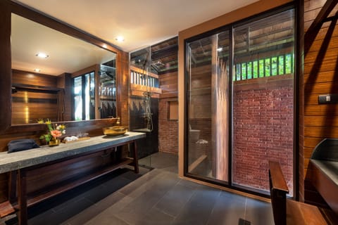 Beachfront Pool Villa One Bedroom | Bathroom | Separate tub and shower, jetted tub, rainfall showerhead