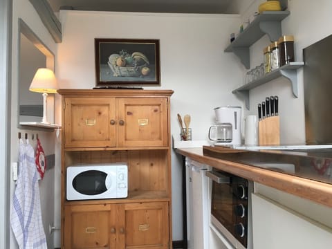 Apartment, Ensuite, Garden View | Private kitchen