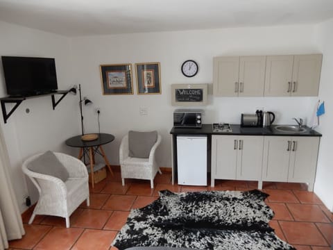 Deluxe Double Room, Mountain View | Private kitchenette | Stovetop, electric kettle, cookware/dishes/utensils