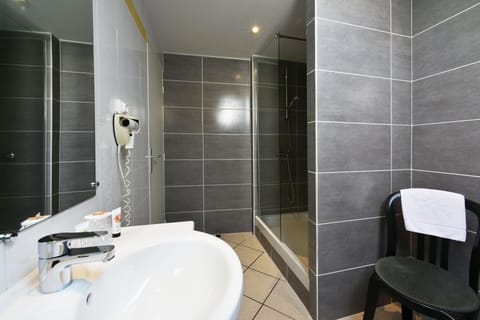 Classic Triple Room | Bathroom | Free toiletries, hair dryer, towels