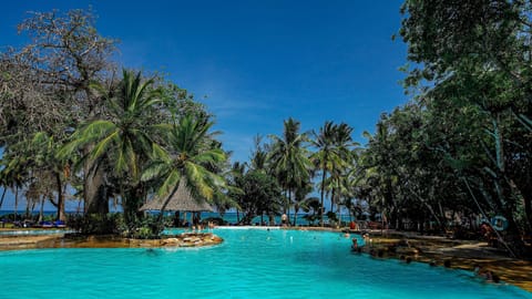 Outdoor pool, pool umbrellas, sun loungers