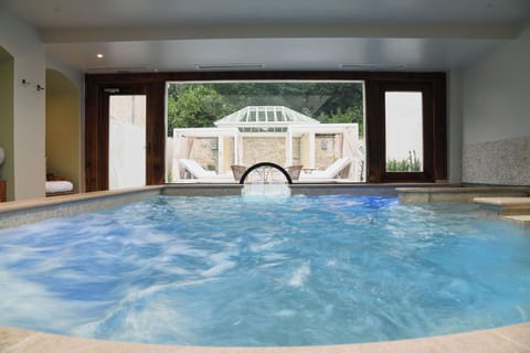 Couples treatment rooms, sauna, hot tub, steam room, body treatments