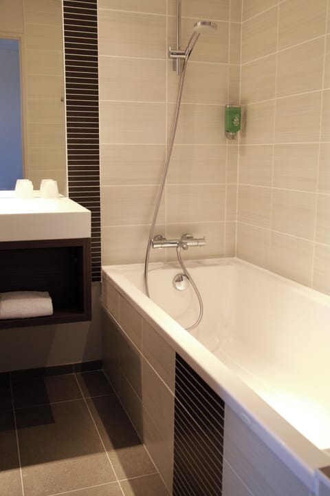 Rainfall showerhead, eco-friendly toiletries, hair dryer, towels