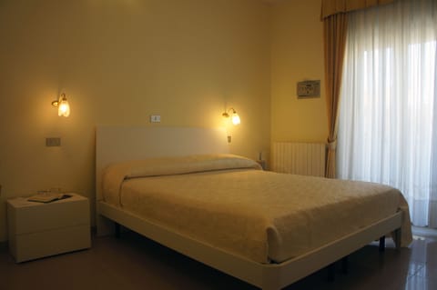 Classic Double Room | In-room safe, desk, rollaway beds, free WiFi