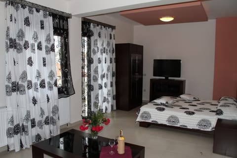 Double Room | In-room safe, free WiFi, bed sheets