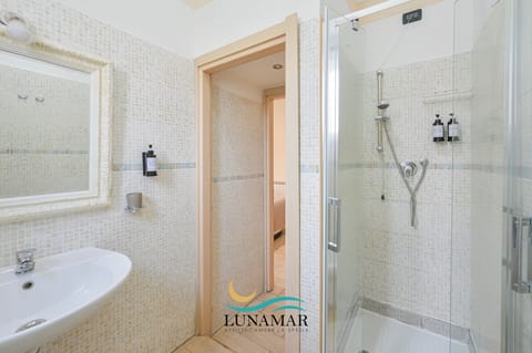 Double Room, 1 Queen Bed, Ensuite | Premium bedding, in-room safe, desk, blackout drapes