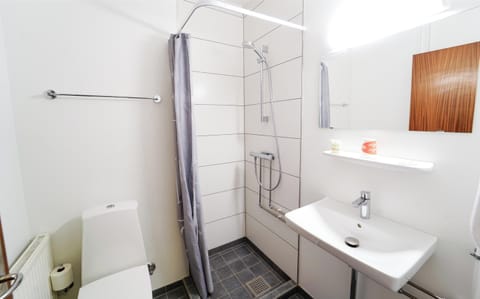 Classic Double Room | Bathroom | Shower, hair dryer, towels
