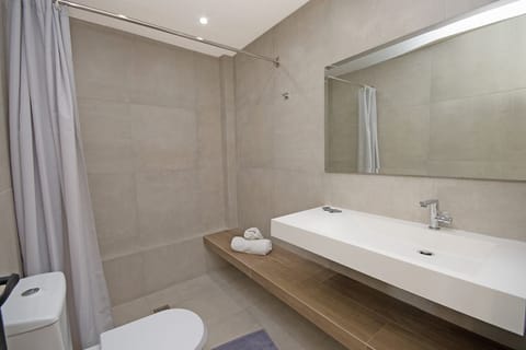 Family Apartment, 1 Bedroom, Sea View | Bathroom | Shower, free toiletries, hair dryer, towels