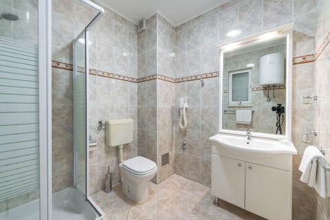 Standard Studio Suite | In-room safe, desk, iron/ironing board, bed sheets