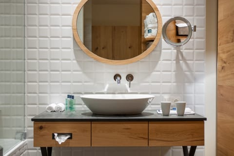 Separate tub and shower, rainfall showerhead, free toiletries