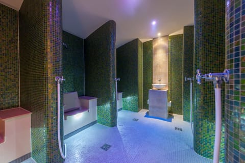 Couples treatment rooms, sauna, steam room, hot springs, body treatments