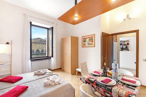 Family Apartment, Multiple Bedrooms, Lakeside (Lake View Historical Center Apartment) | Dining