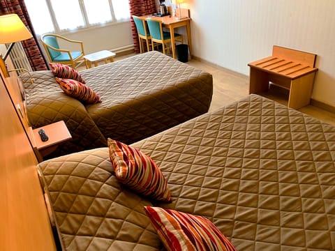 Family Room | Desk, soundproofing, free WiFi