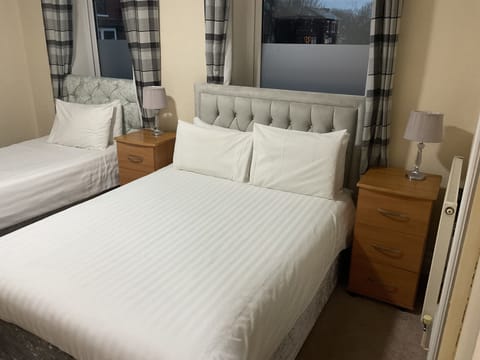 Triple Room | Individually furnished, iron/ironing board, free WiFi, bed sheets