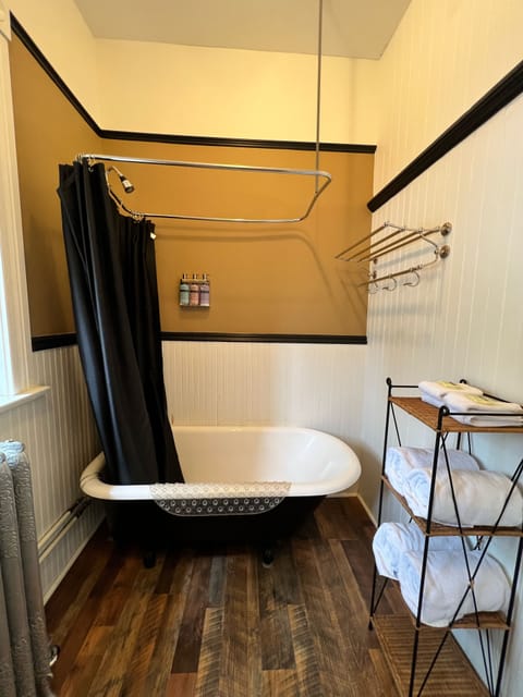 Deluxe Suite | Bathroom | Free toiletries, hair dryer, towels, soap