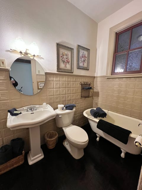 Thrift Queen | Bathroom | Free toiletries, hair dryer, towels, soap