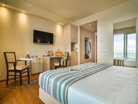 Deluxe Suite, Sea View | In-room safe, soundproofing, free WiFi