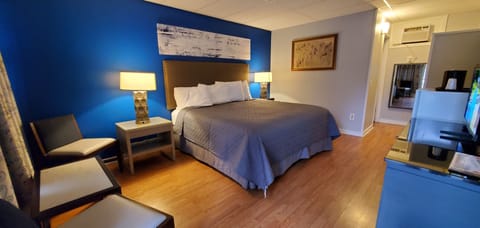 Standard Room, 1 King Bed | Desk, iron/ironing board, free WiFi