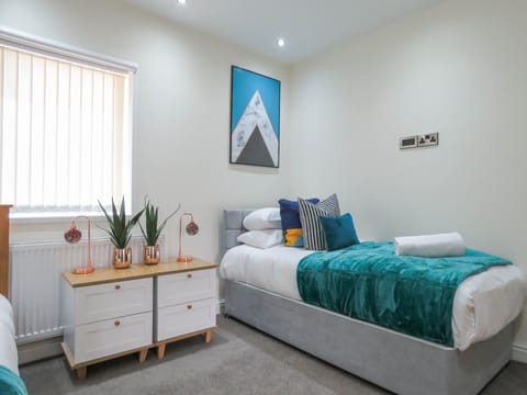 Business Townhome | 4 bedrooms, premium bedding, iron/ironing board, rollaway beds