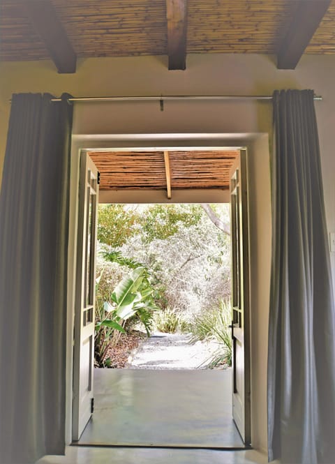 Comfort Room (luxury twin or king with bath&shower) | Garden view