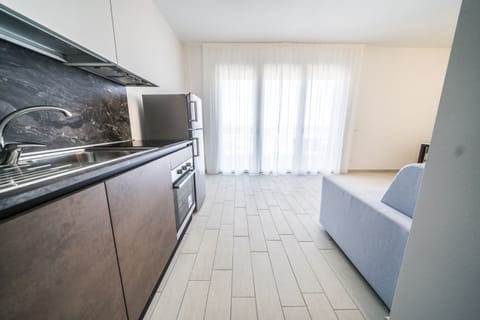 Full-size fridge, microwave, oven, stovetop