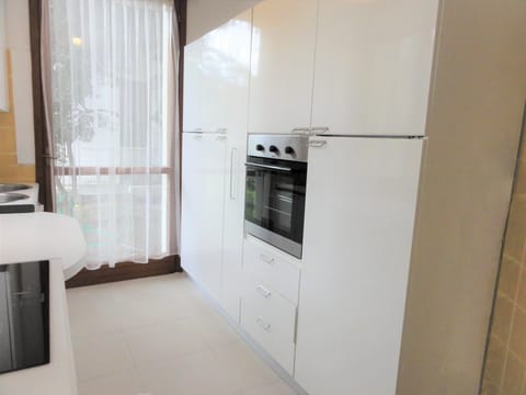 Apartment, 2 Bedrooms (B50105) | Private kitchen | Full-size fridge, microwave, oven, stovetop