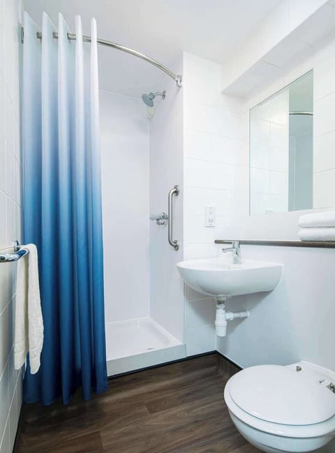 Shower, free toiletries