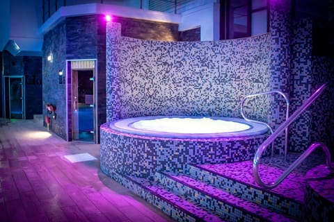 Indoor pool, sun loungers