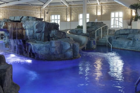Indoor pool, sun loungers