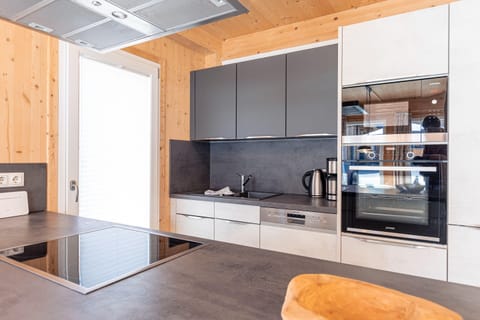 Chalet | Private kitchen | Electric kettle, toaster, highchair, cookware/dishes/utensils