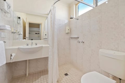 Standard Room, 1 Queen Bed, Non Smoking | Bathroom | Free toiletries, hair dryer, towels