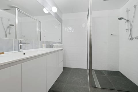 Standard Room, 1 King Bed, Non Smoking | Bathroom | Free toiletries, hair dryer, towels