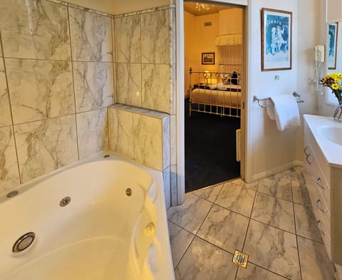 Superior Spa Room | Bathroom | Free toiletries, hair dryer, towels, soap
