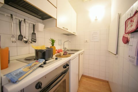 Family Apartment, Multiple Bedrooms, Lakeside (Riva Lago e Spiaggia Apartment) | Private kitchen | Fridge, microwave, oven, stovetop