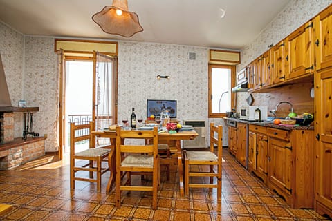 Family Apartment, Multiple Bedrooms, Mountainside (Tremosine Wonderful Lake View 2) | Dining