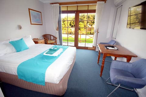 Officer Row, Shared Balcony | Desk, iron/ironing board, free WiFi, bed sheets